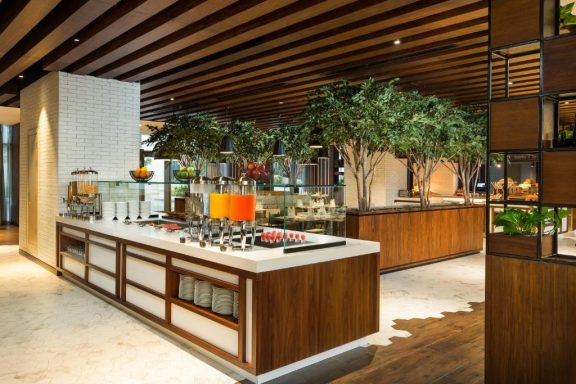 Buffet de style moderne avec comptoirs en bois et décor végétal.